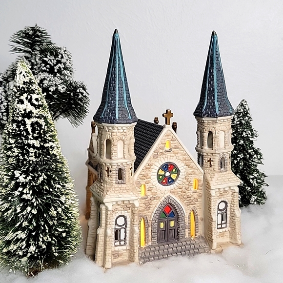 Dickens Keepsake Other - Dickens Keepsake Vintage Porcelain Holiday "Lighted House." 1990's